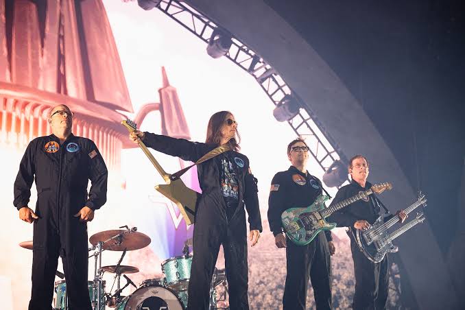 Weezer live in concert